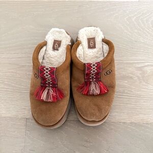 UGG Tazzle Sheepskin Chestnut Slippers Cozy Warm Tan Red Tassel‎ 7/37